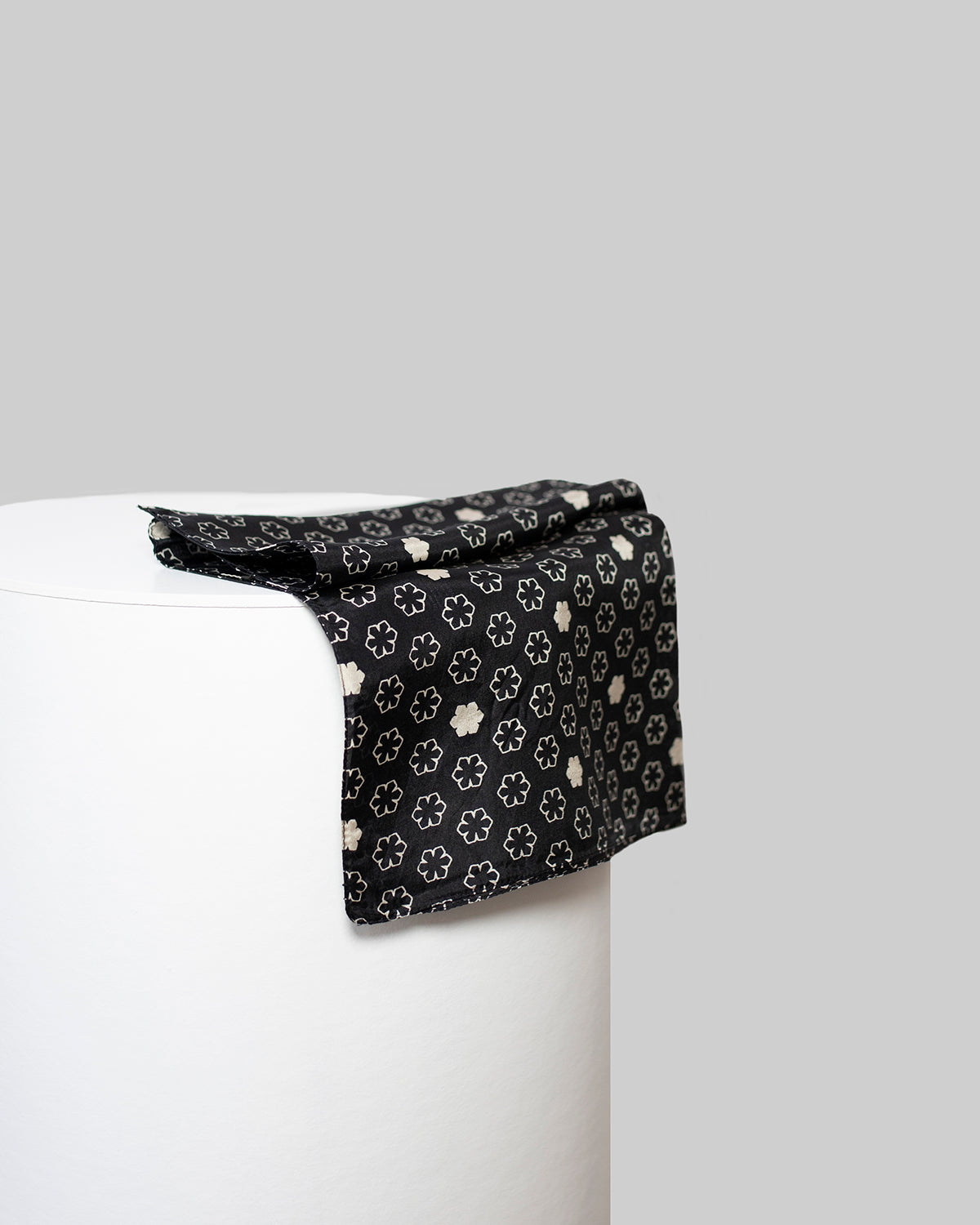 Sort Athena Tørklæde med et mønster af champagnefarvede Kalmus blomster.