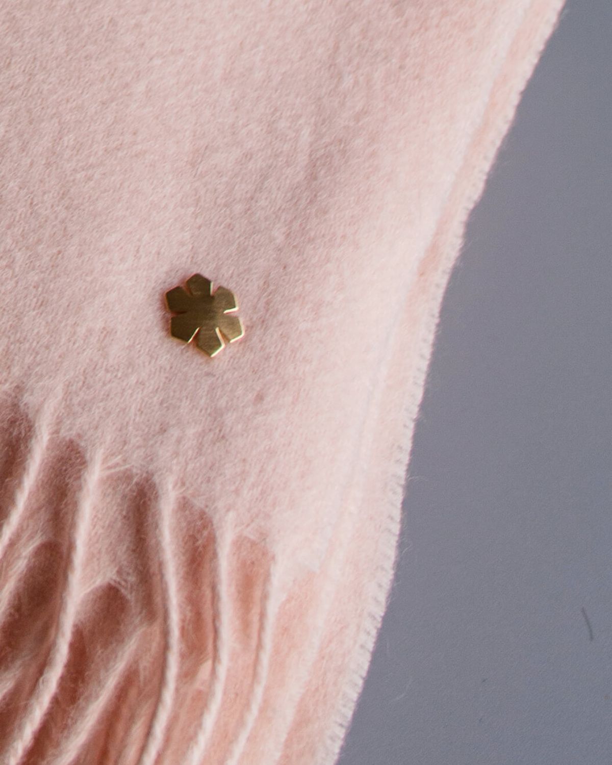 The Aurora Scarf measures 220 x 60 cm and is made of 100% wool.