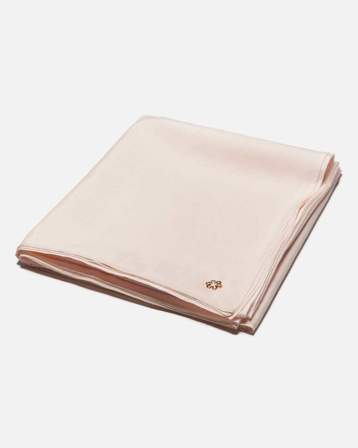 Ava Tørklædet til kvinder fra RHANDERS i farven champagne prydet med en 14 karat forgyldt outline Kalmus blomst.