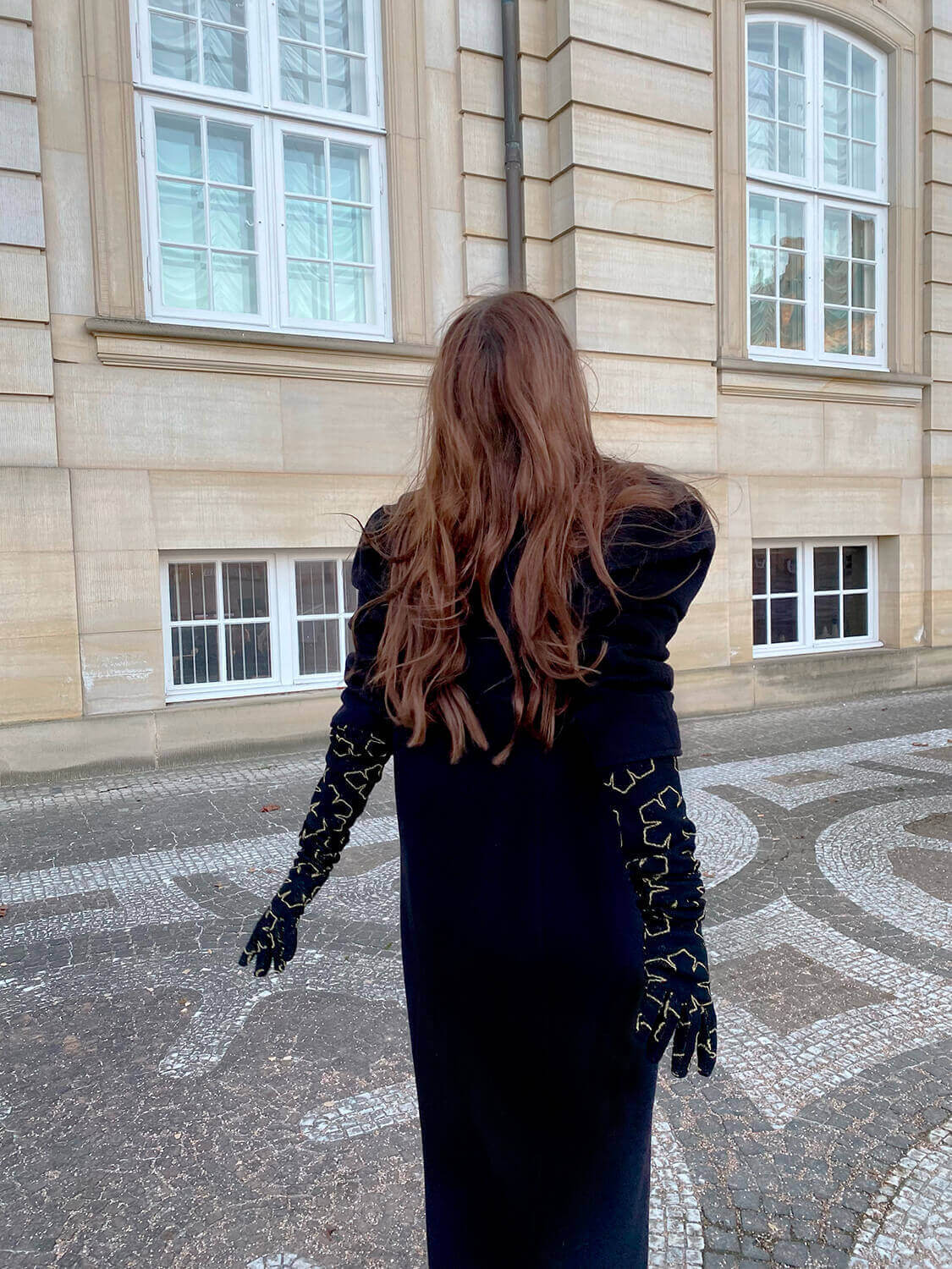 Textile women's gloves with a unique shimmering gold kalmus-design, RHANDERS.