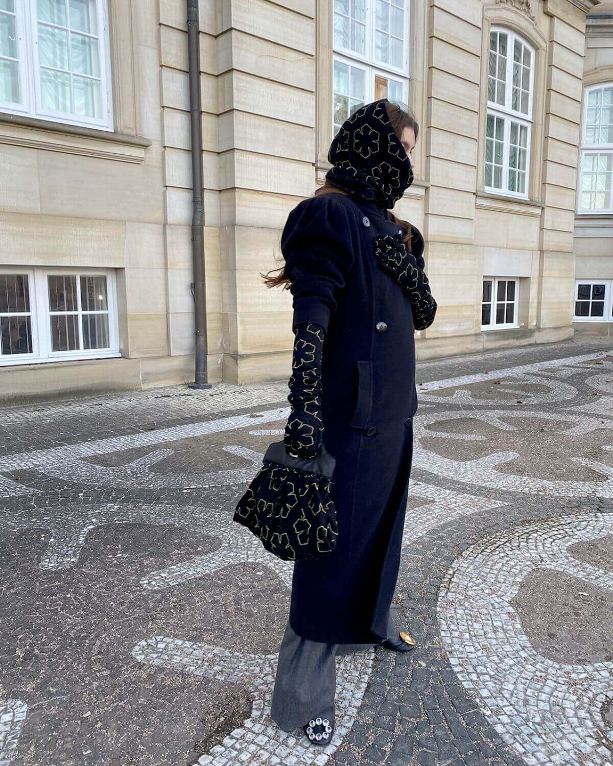 The Agape Gloves from RHANDERS in wool is the perfect companion for cold lights as she will keep you warm and inspire you with her sparkling light