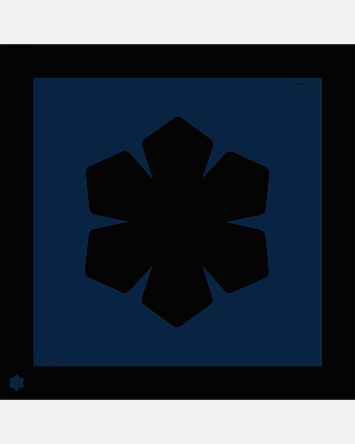 Aida Tørklædet i farven sort / navy prydet med en stor, centreret Kalmus blomst samt en farvet kant med vores Kalmus blomst, RHANDERS og DENMARK 1811.