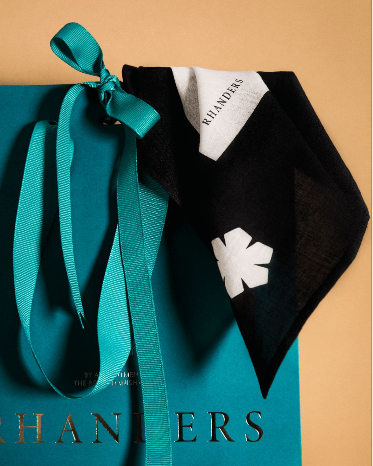 The Aida women’s scarf is made of 50% peace silk and 50% organic cotton.