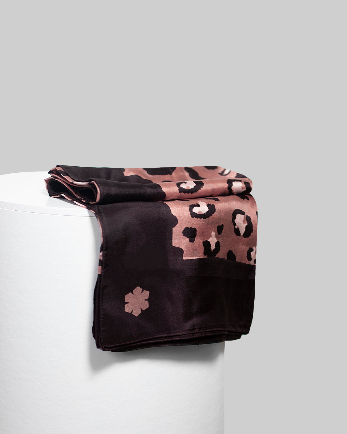 The Alfi women’s scarf measures 100 x 100 cm.