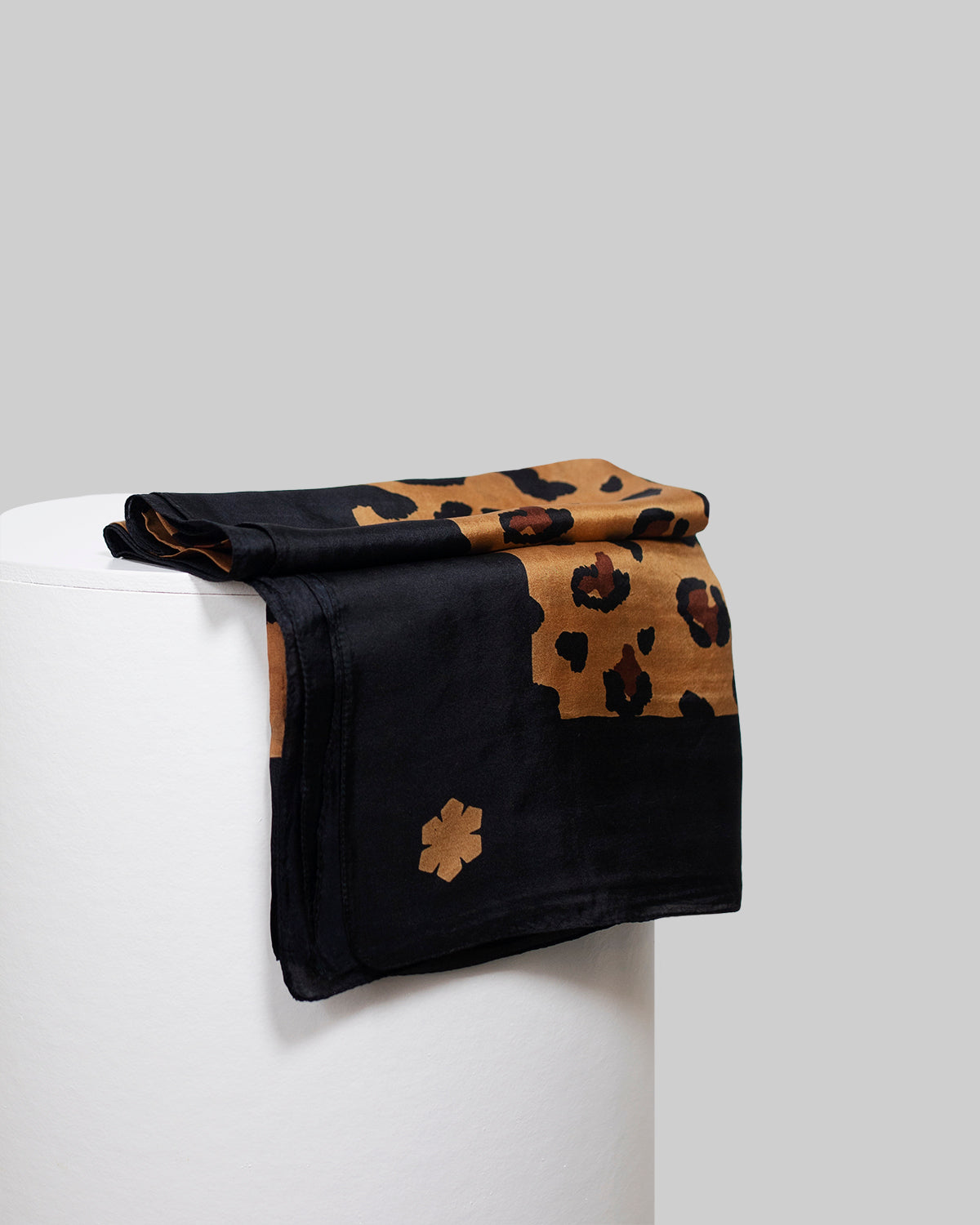 Elegant women’s scarf in a black and leo colour way with a Kalmus and leopard pattern.