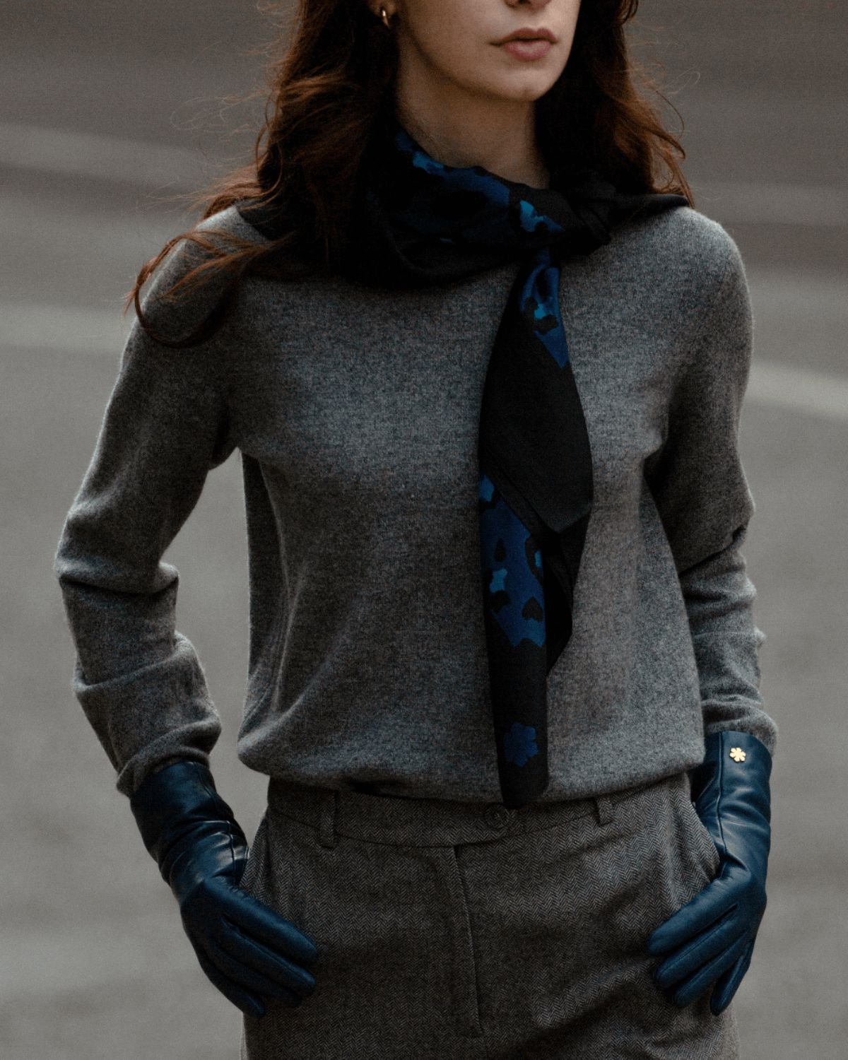 Alfi dametørklædet måler 100 x 100 cm.