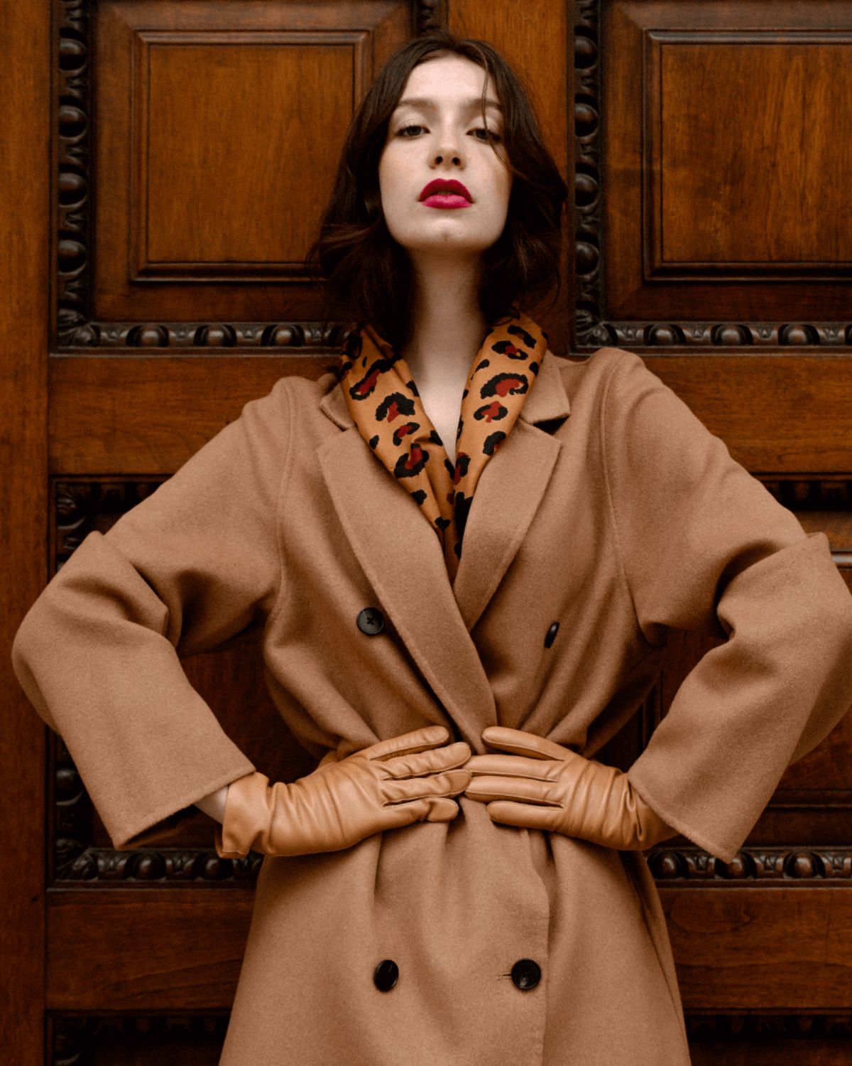 Alfi Tørklædet måler 100 x 100 cm.