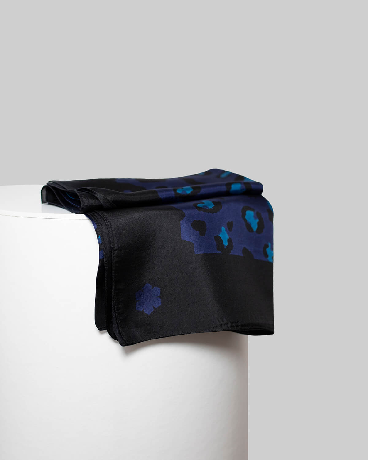 Playful women’s scarf in a navy and black colour way with a Kalmus and leopard pattern.