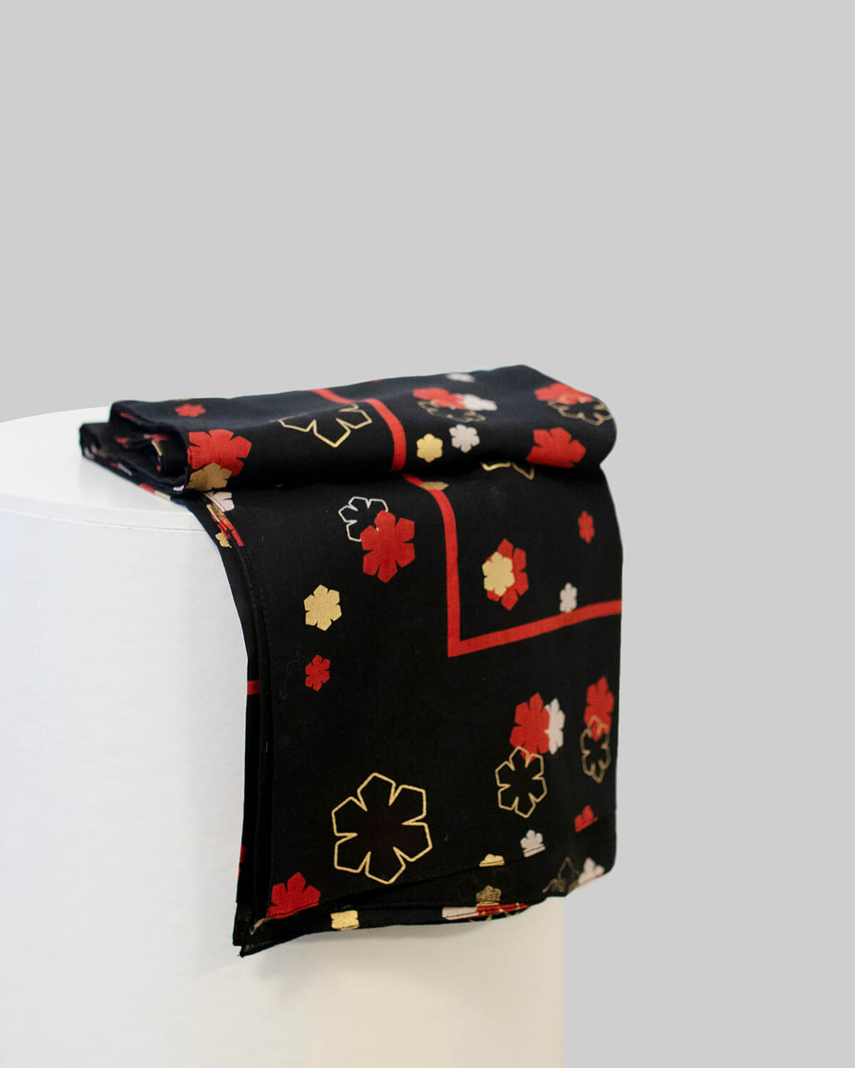 Black Amos women's scarf adorned with a colourful and glittery Kalmus pattern.