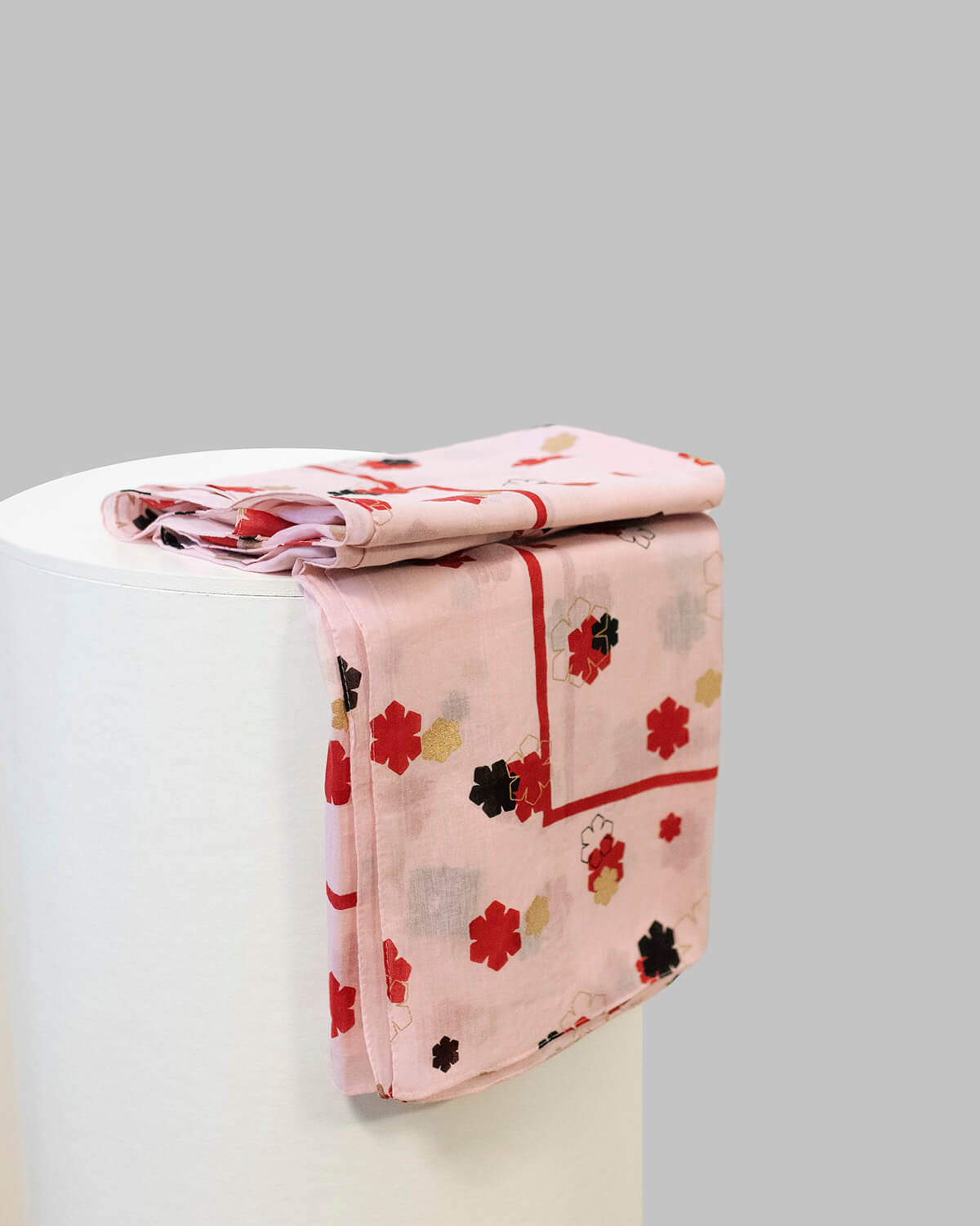 Rosa Amos Tørklæde til kvinder prydet med et farverigt og glitrende Kalmus mønster.