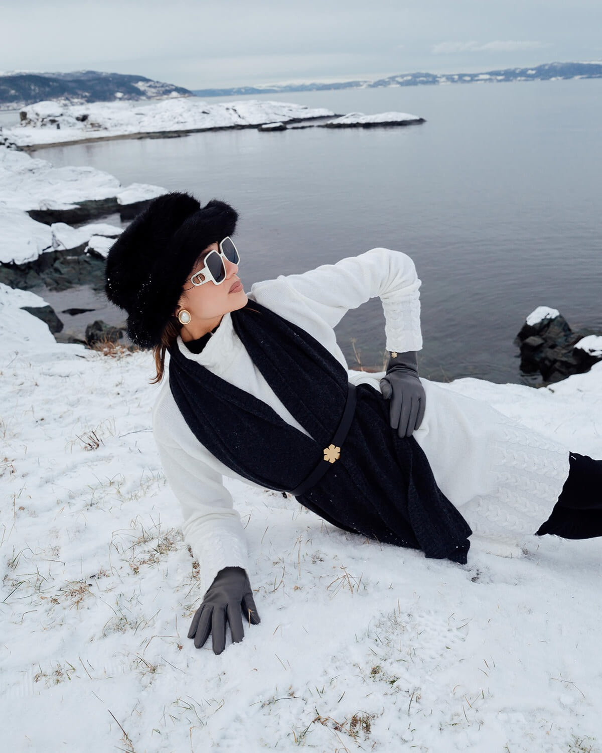 The Arie Grand Scarf for women is made of 100% lambswool.