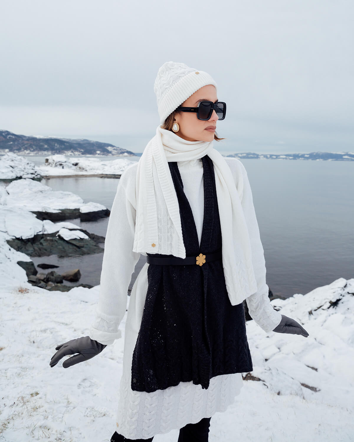 The Arie Grand women's scarf measures 75 x 200 cm.