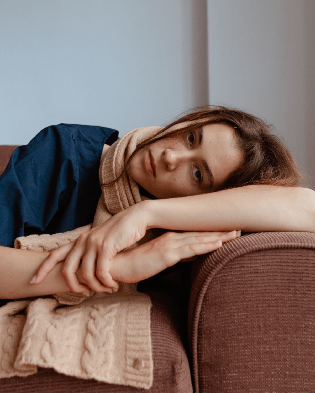 Arie Tørklædet er fremstillet af 100% lammeuld.