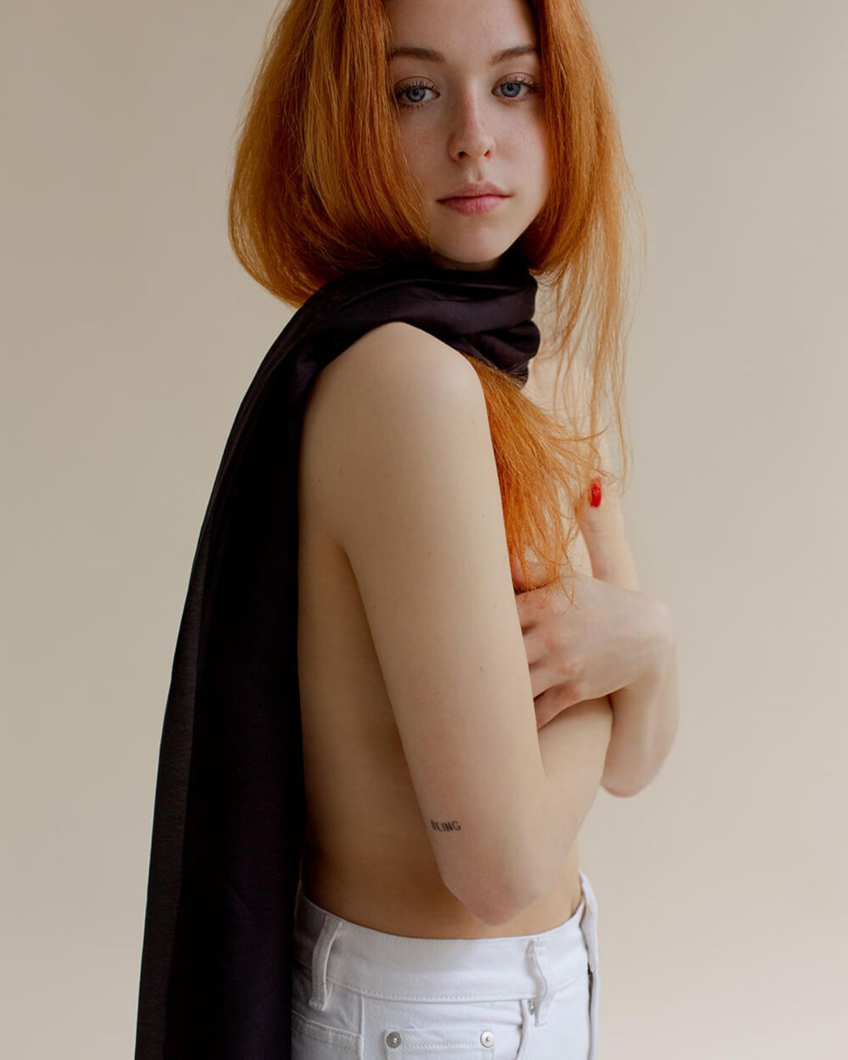 Ava Tørklædet fås i to størrelser: 110 x 200 cm og 110 x 90 cm.