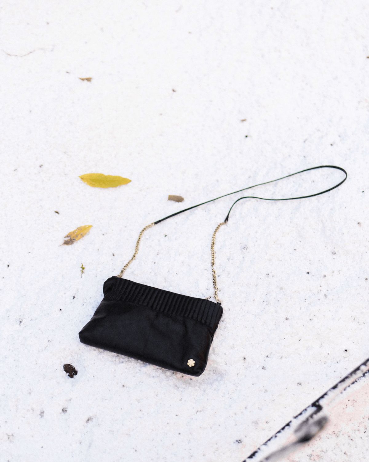 Smuk og unik taske fra RHANDERS. Toppen udgøres af en elastisk ribkant, som er kendt fra den populære Cecilia-handske – en gennemgående detalje i hele Cecilia-kollektionen.