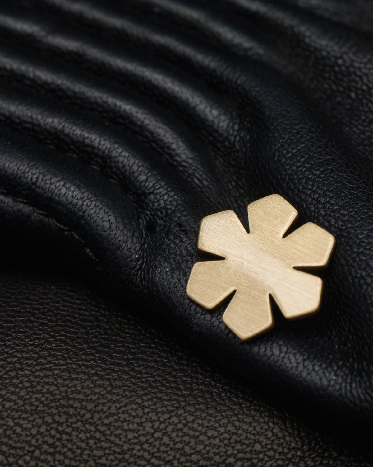 Alle RHANDERS' damehandsker kommer med en guldbelagt Kalmus blomst, Randers Handsker.