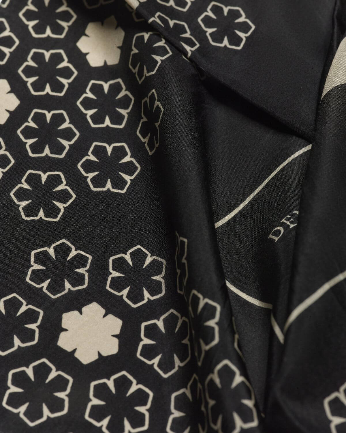 The Cheval women’s scarf is made of 100% silk.