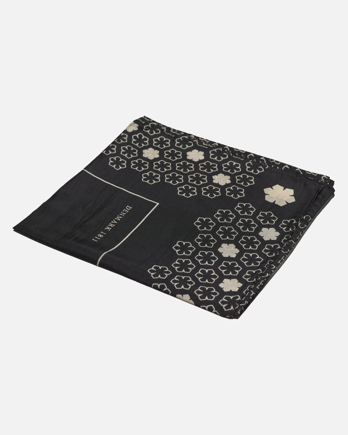 Cheval Tørklædet måler 100 x 100 cm.