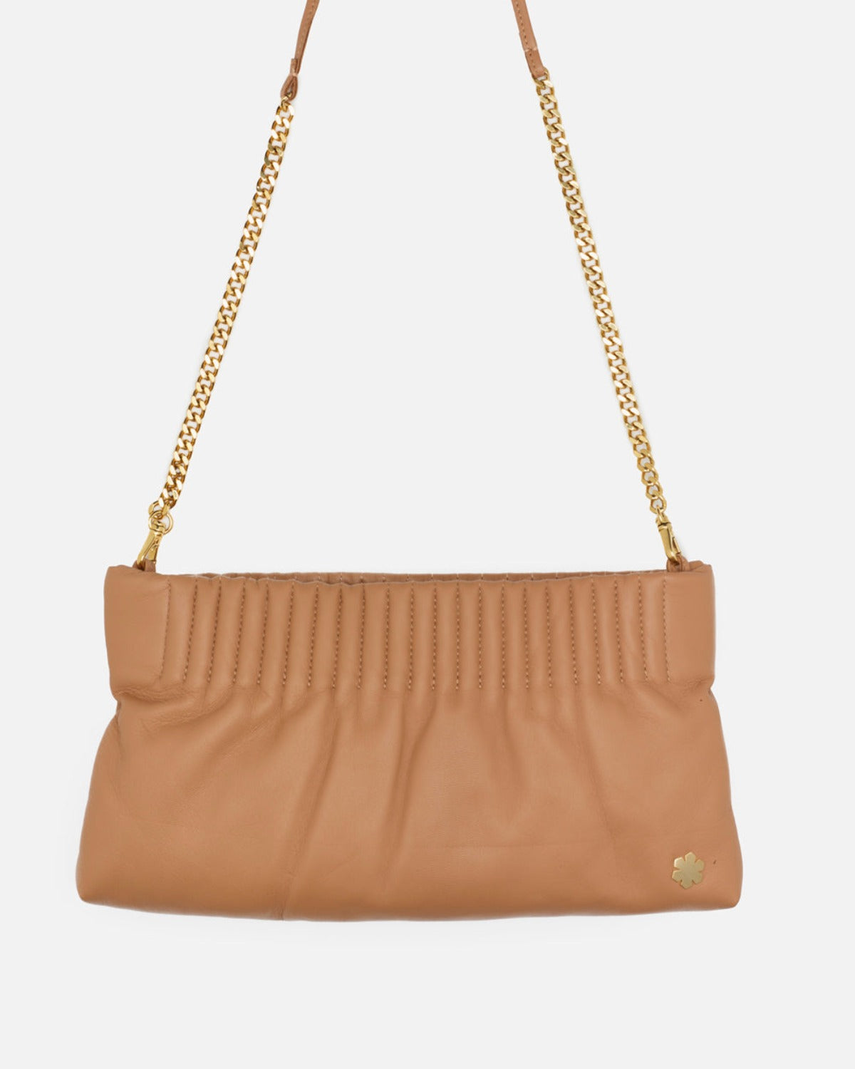 Elegant og håndlavet designertaske i farven camel. Lavet af det fineste og mest udsøgte handske lammeskind. Det giver et super soft touch, men en styrke og holdbarhed i verdensklasse.