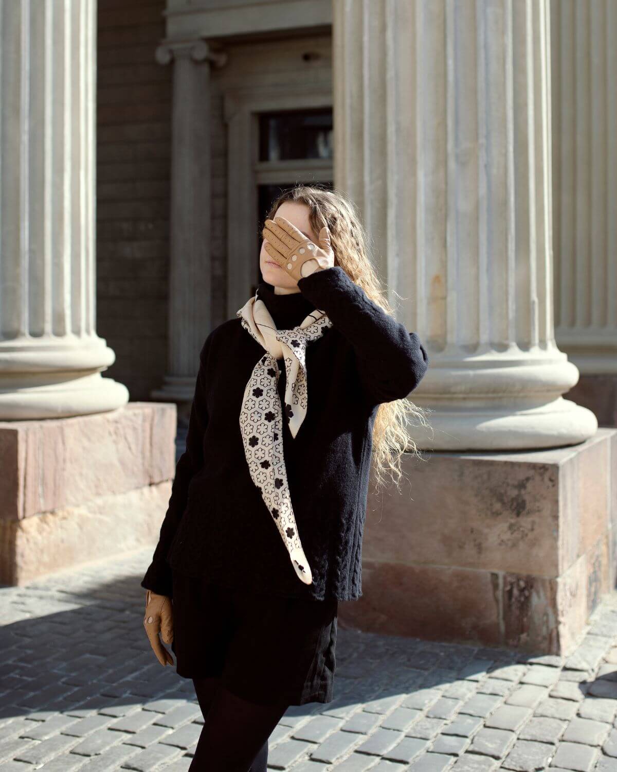 Cheval dametørklædet er fremstillet af 100% silke.