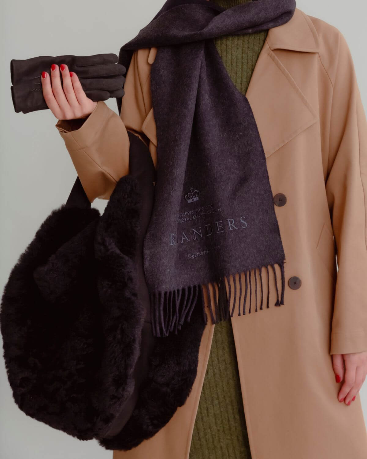 You can choose the scarf with an embroidered outline Kalmus flower in one corner or the full RHANDERS logo.