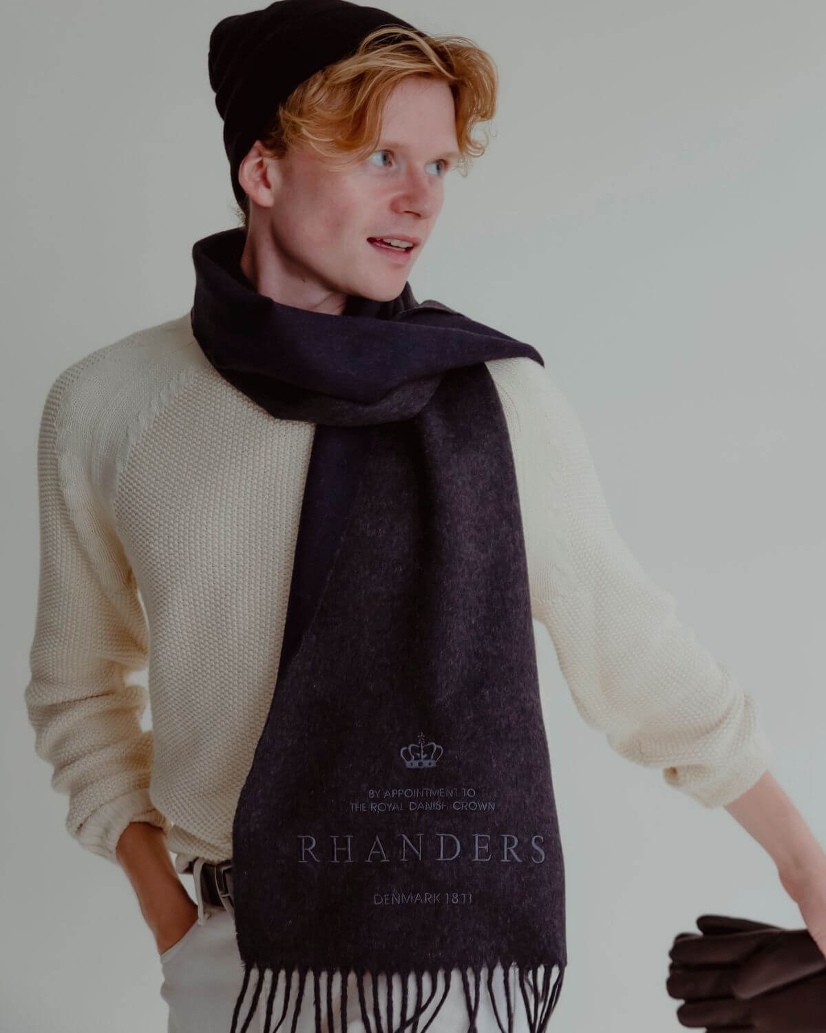 You can choose the scarf with an embroidered outline Kalmus flower in one corner or the full RHANDERS logo.