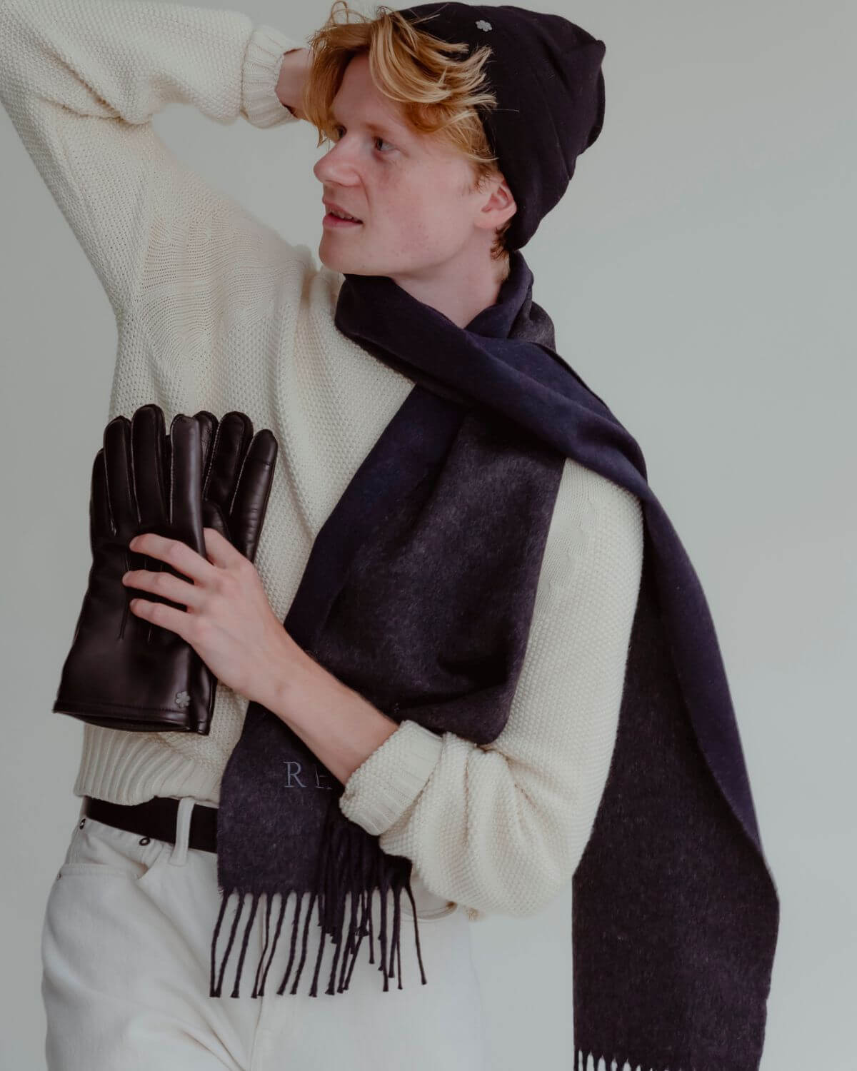 Du kan vælge tørklædet med en broderet outline Kalmus blomst i det ene hjørne eller RHANDERS-logoet.