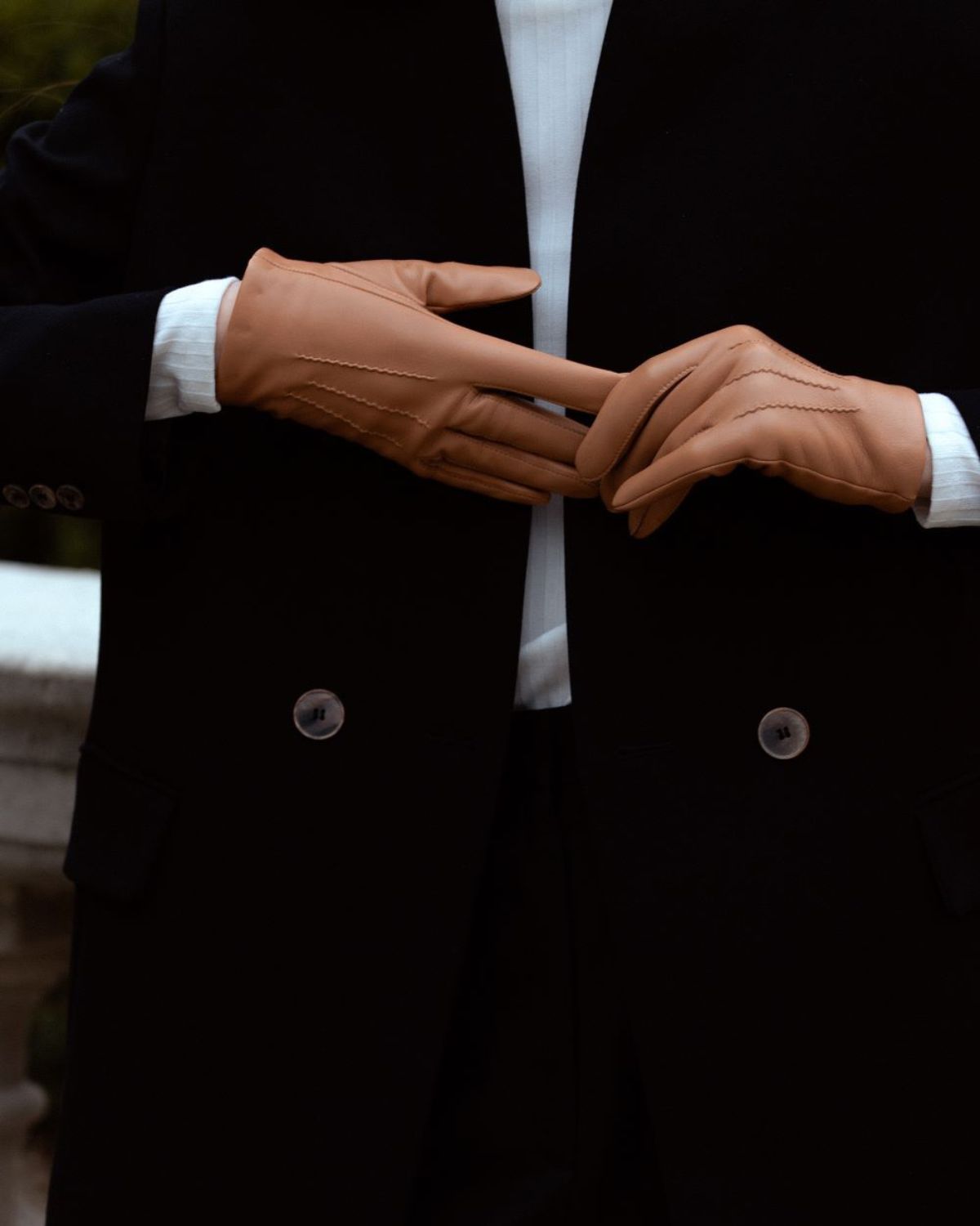 Tidløse skindhandsker til kvinder i camel med strikfor og touch fra RHANDERS.