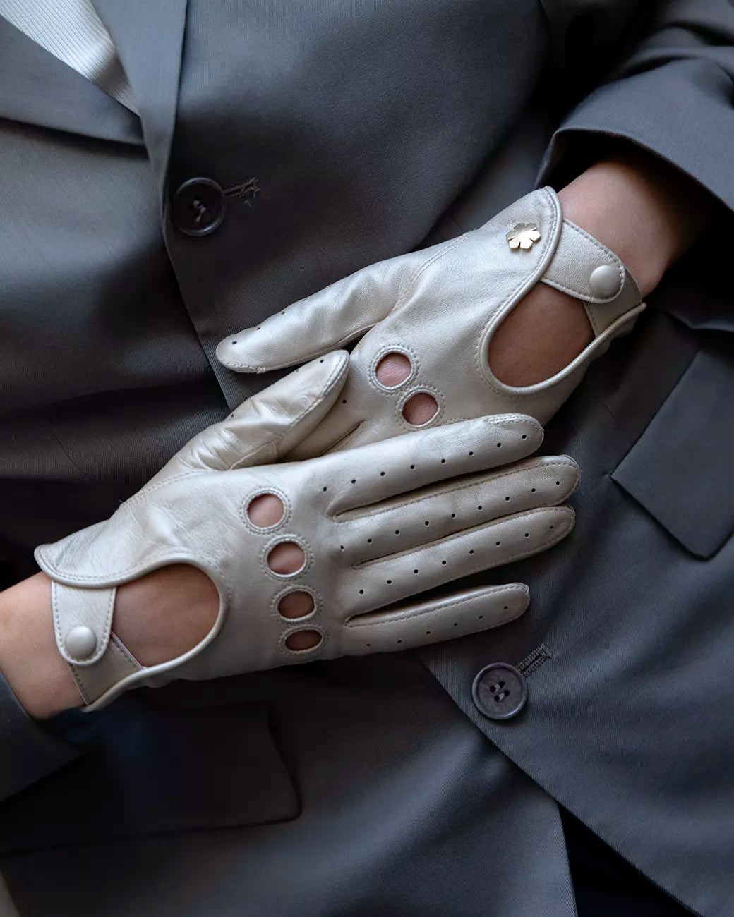 Classic driving glove from RHANDERS with 14 karat gold-plated Kalmus flower.