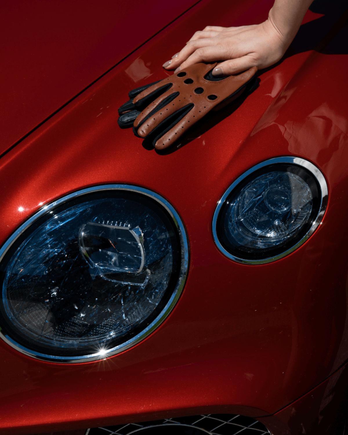 Uforet dame kørehandsker fra RHANDERS, fremstillet af lammeskind med paneler af lycra for elasticitet.