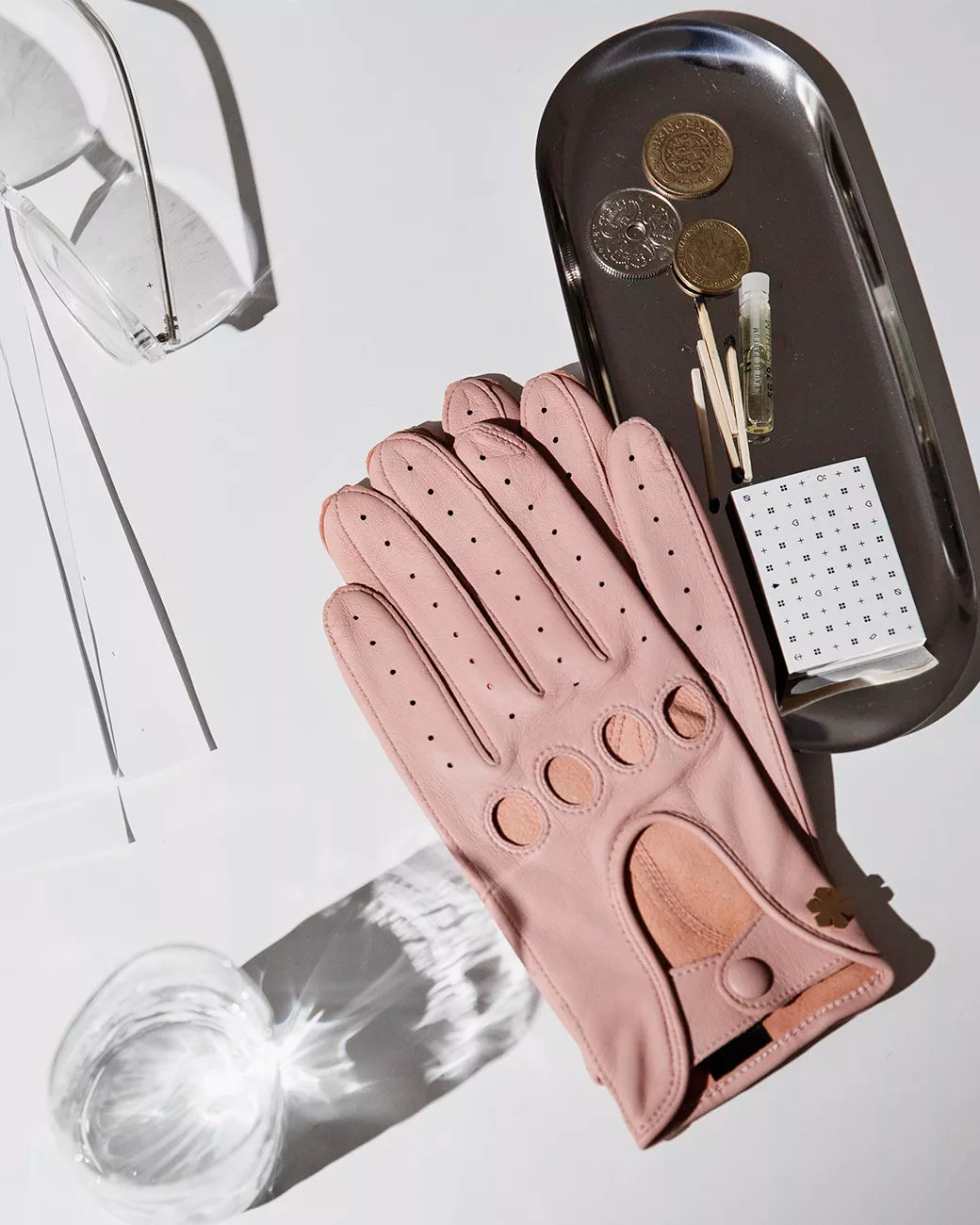 Elegant and classic driving glove for women from RHANDERS in the beautiful colour rose.