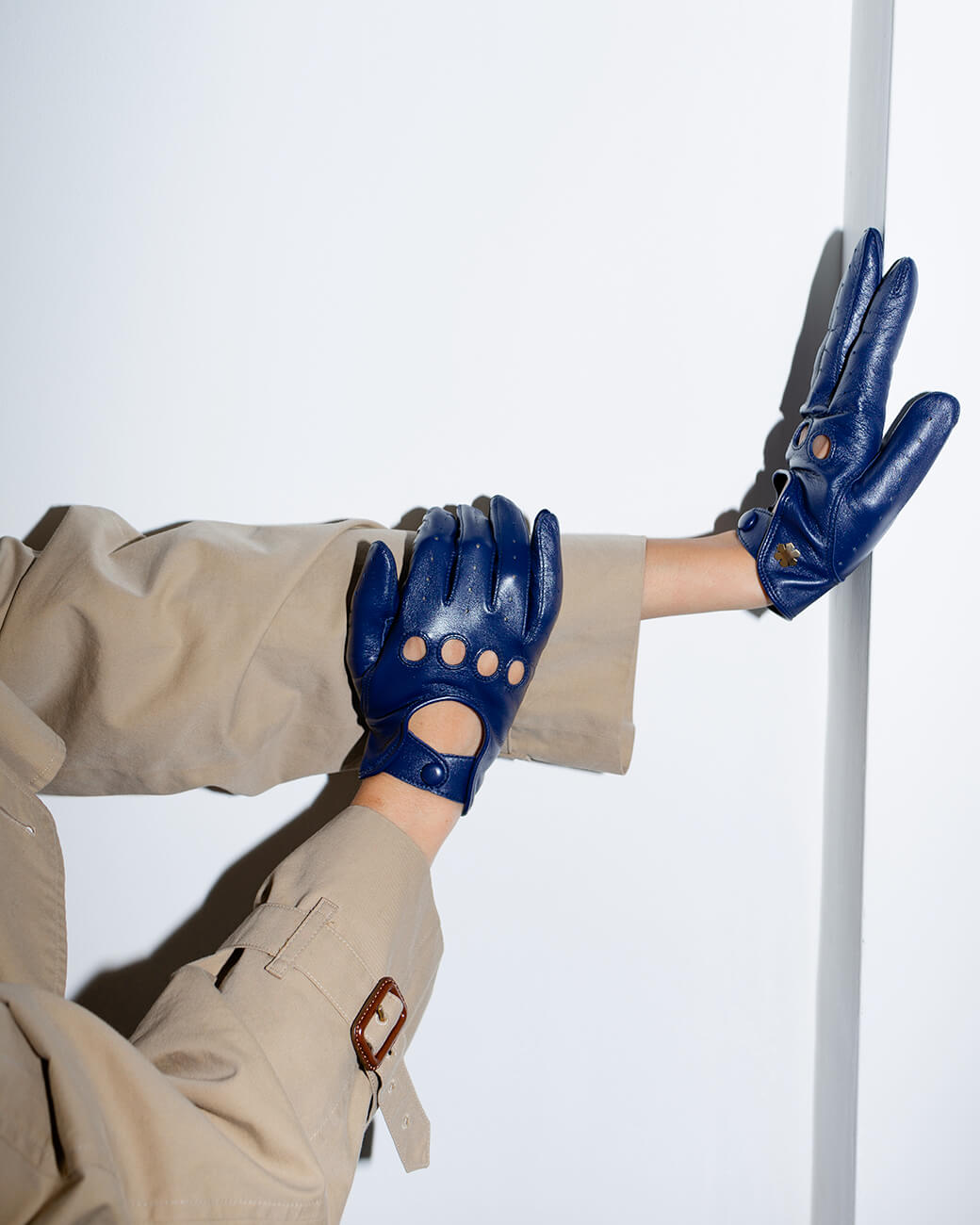 Beautiful and classic driving glove for women with 14 karat gold-plated Kalmus flower from RHANDERS.