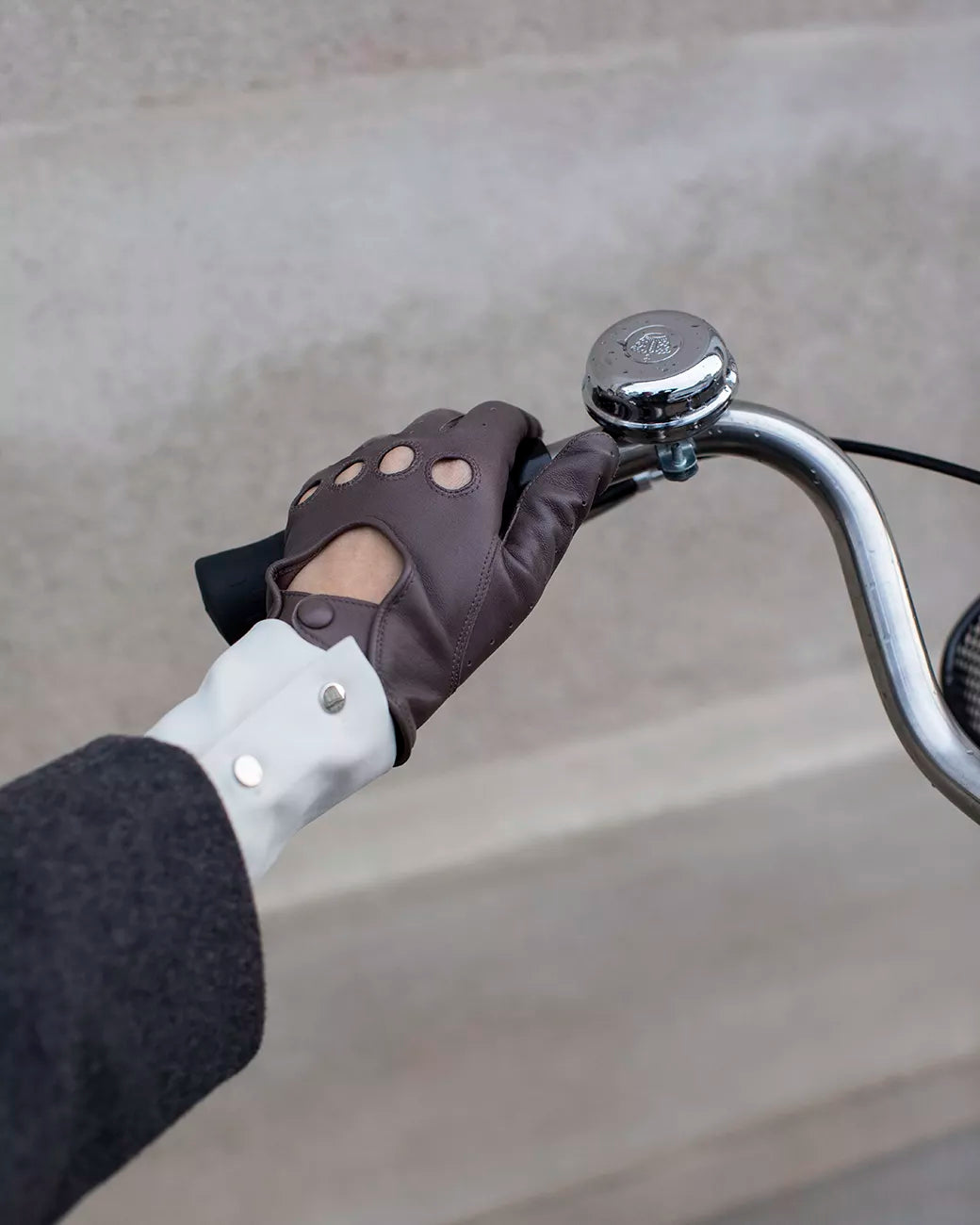 Discover our popular driving glove “Diana” for women from RHANDERS.