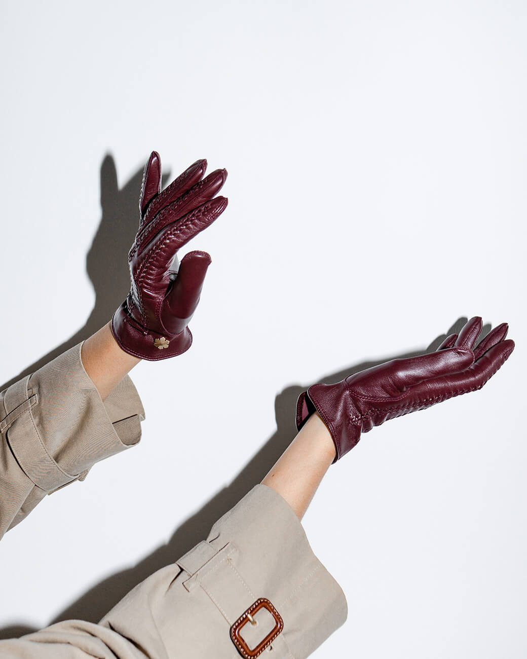 Women’s glove crafted from lamb leather in the beautiful colour plum from RHANDERS.