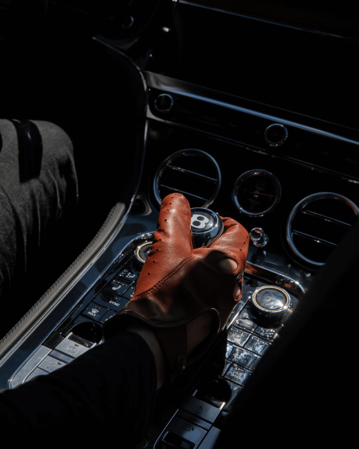 Frederik One-size driving gloves for men from RHANDERS. Classic and elegant gloves in the colour cognac.