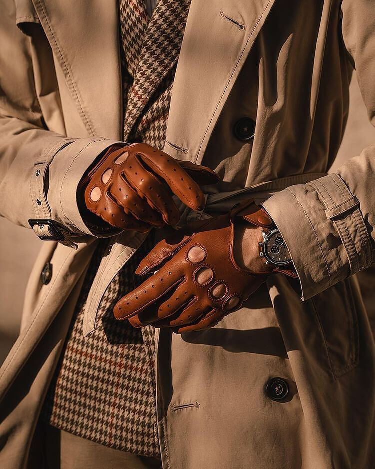 Klassiske kørehandsker til herre fra RHANDERS, prydet med en hæmatitbelagt Kalmus blomst.