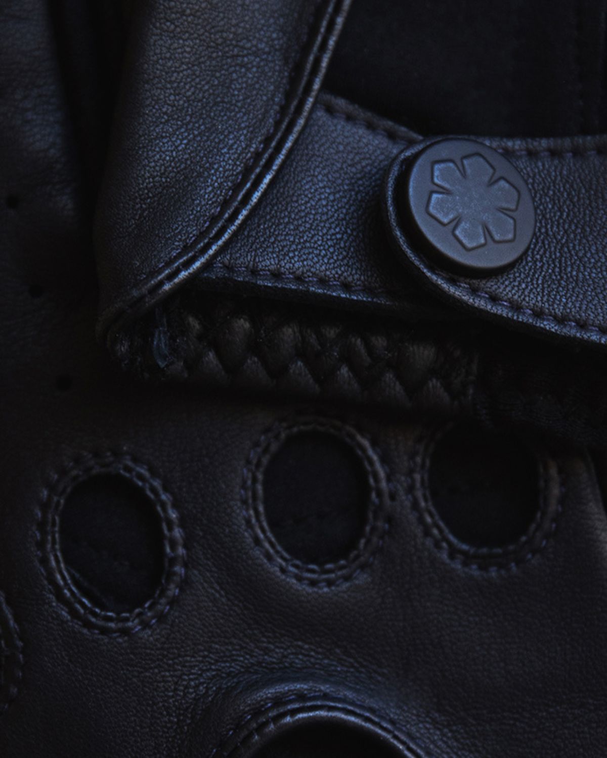 De klassiske one-size kørehandsker til mænd i sort er fremstillet i lammeskind prydet med en matsort Kalmus knap, RHANDERS.