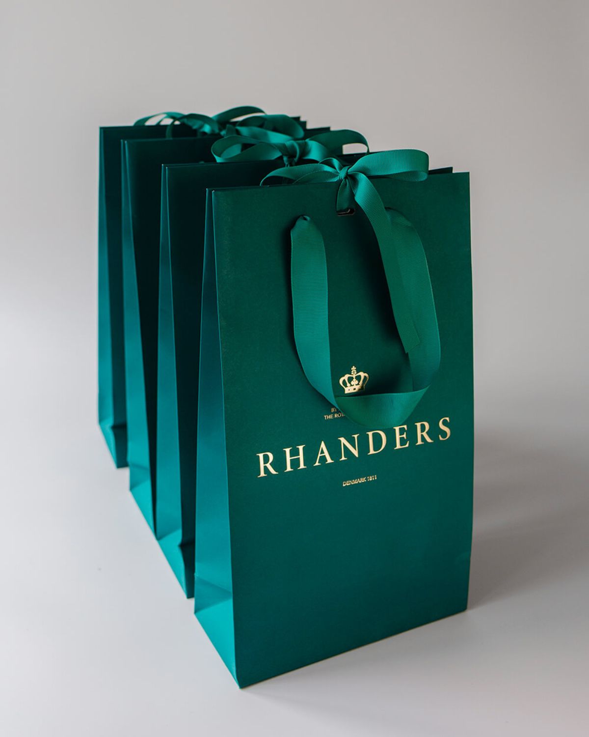 Alle handsker fra RHANDERS bliver leveret i en smuk gaveindpakning.