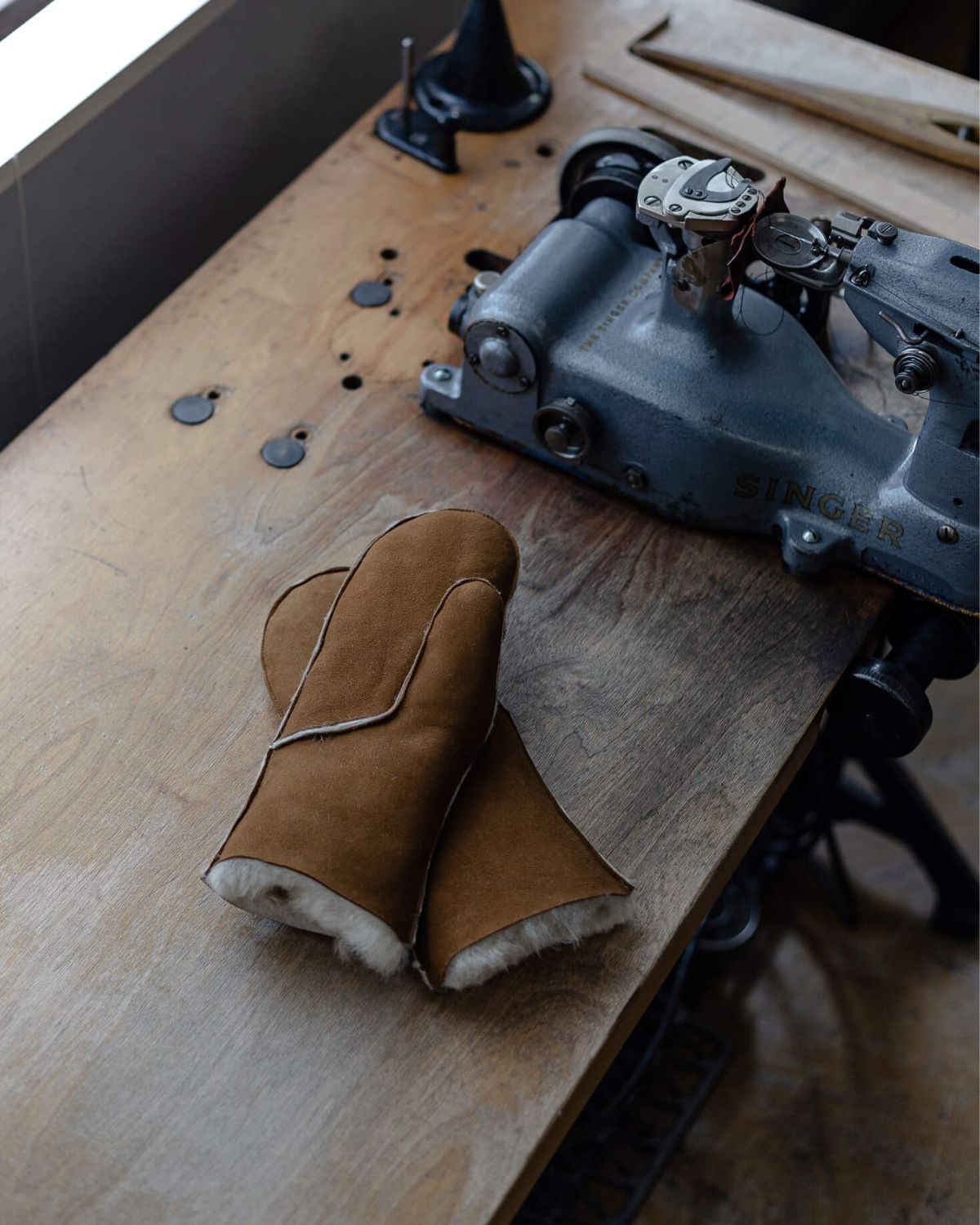 Håndlavet herreluffer fra RHANDERS prydet med en hæmatitbelagt Kalmus blomst.