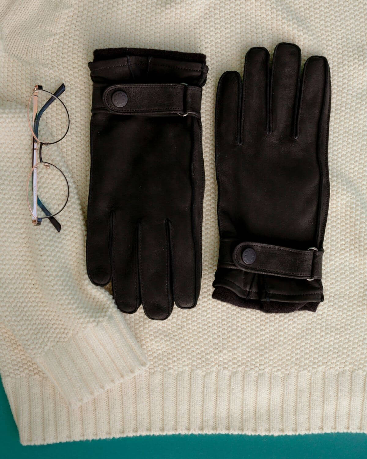 Mød vores herrehandske, “Louis Nubuck”, fra RHANDERS. Louis er en klassisk handske, og er vores forgænger til vores 1992 Vinter-OL handsker.