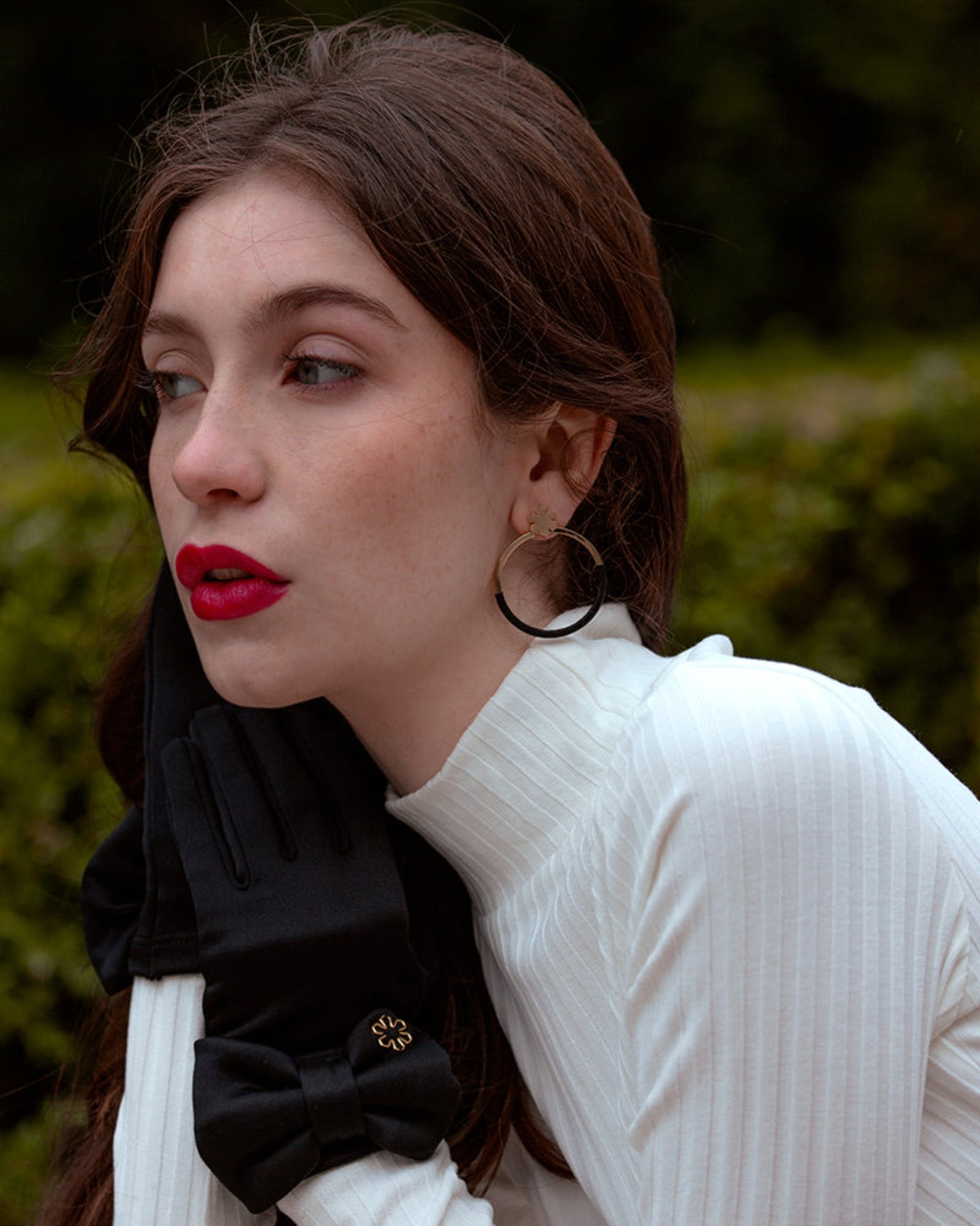 Øreringe i leather og guld fra RHANDERS.