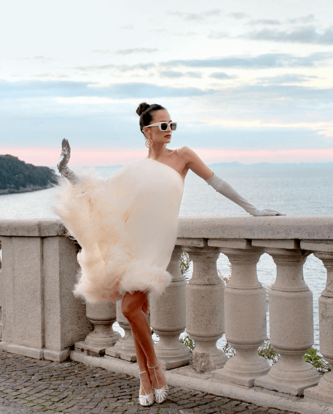 Elegant and classic shoulder-long satin gloves from RHANDERS, crafted from 100% nylon and adorned with a 14 karat gold-plated Kalmus flower.