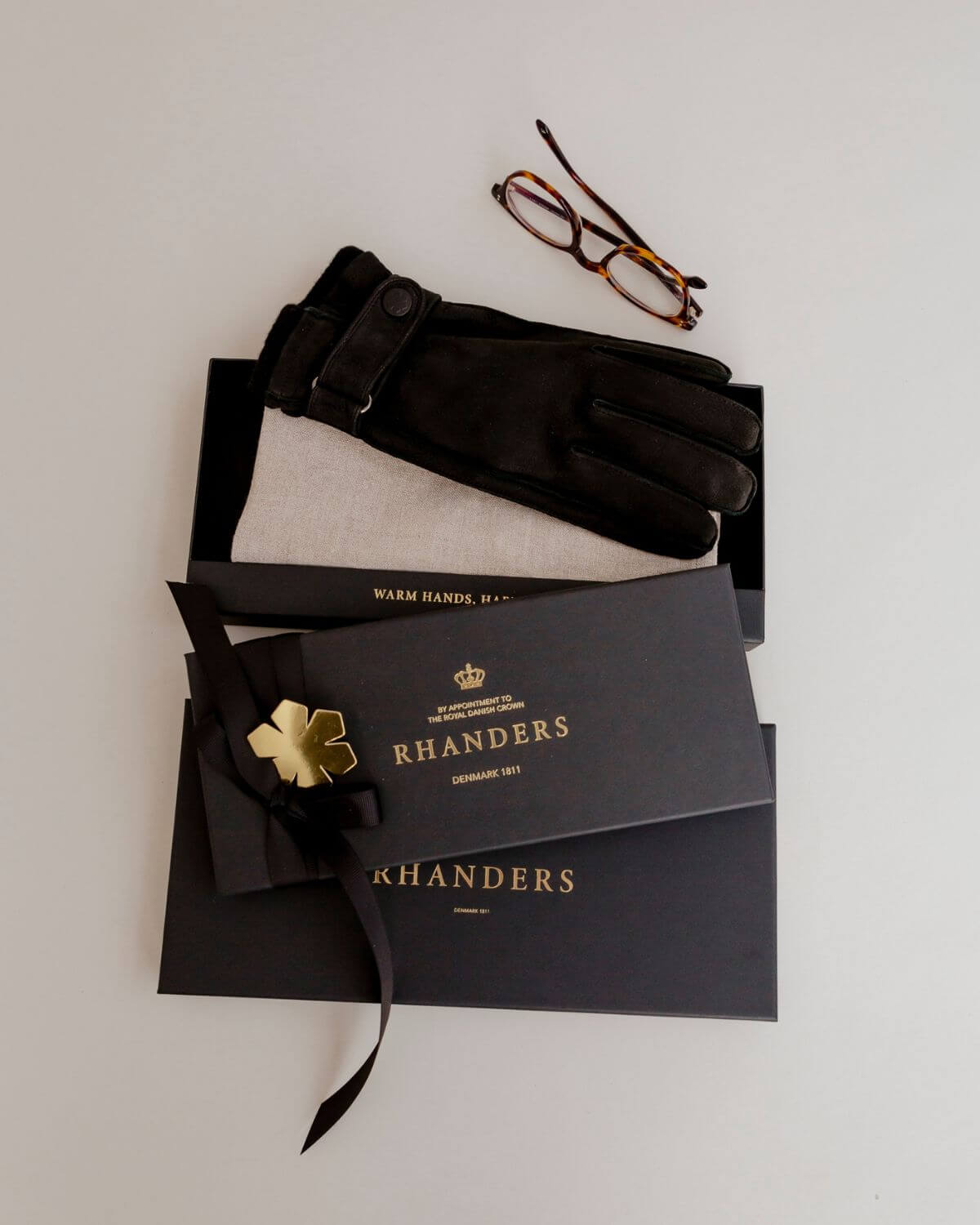 The Louis Nubuck gloves from RHANDERS is classic and polished, yet sporty and strong. Put him on - and step out to meet the world.