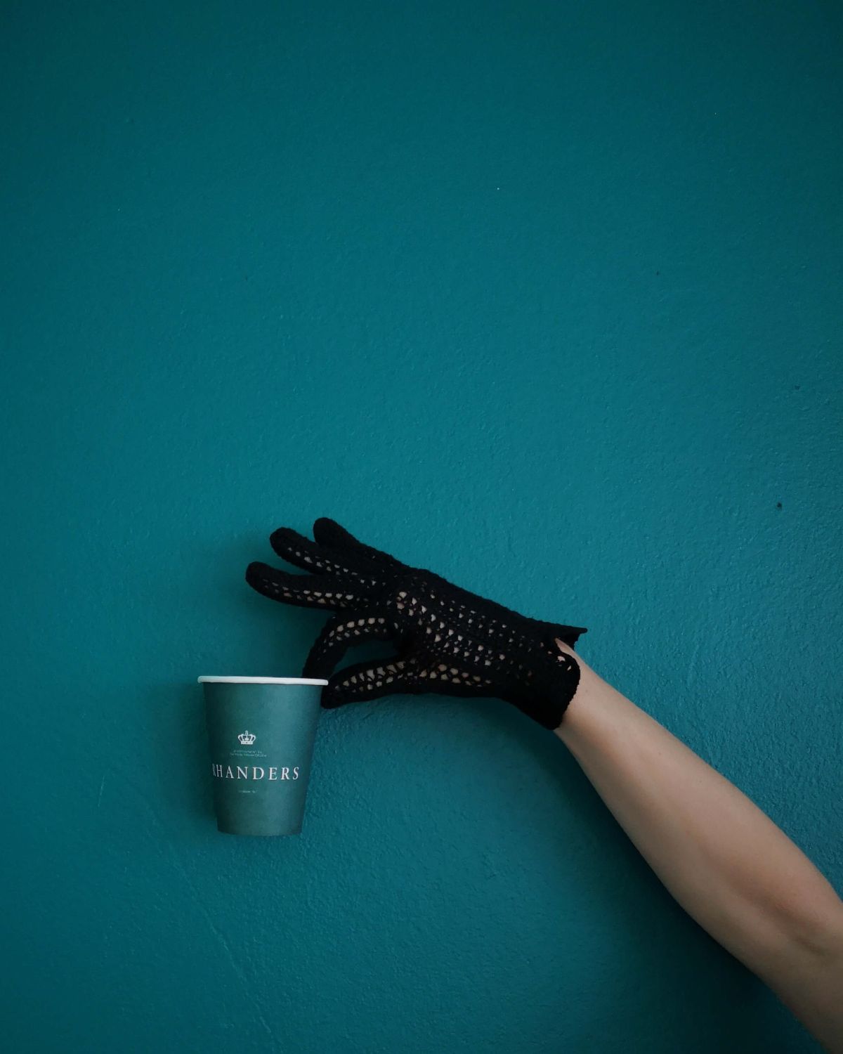 Discover our Protective Crochet gloves from RHANDERS, a delicate style from our archives which are perfect for springtime and will accompany you at garden parties, weddings or while shopping.