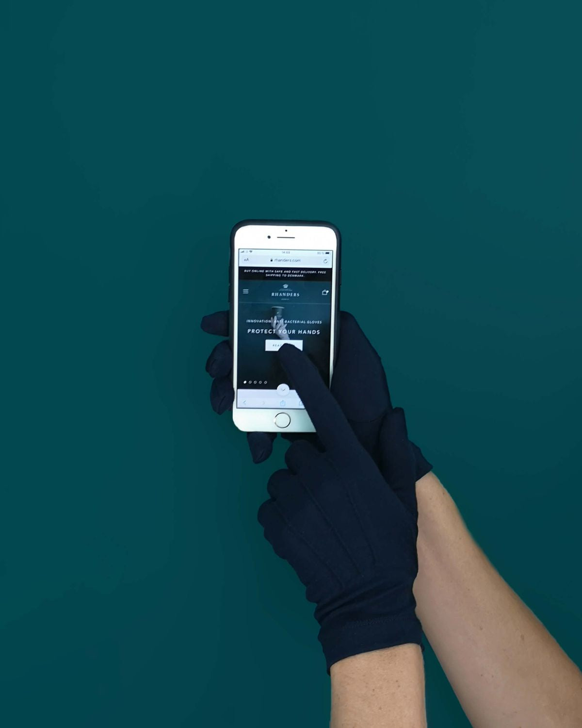 Den Beskyttende Rejsehandske fra RHANDERS kan findes i en smukt navy-farve.