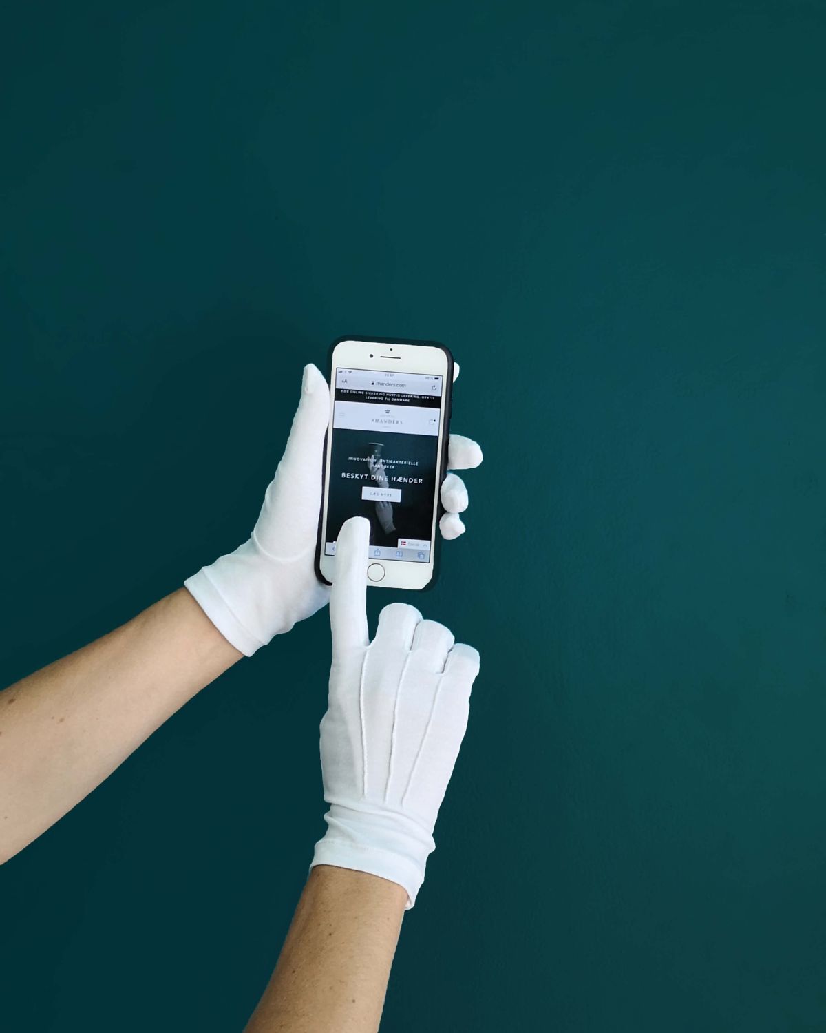 Designed in Denmark, handmade at our partner atelier in Italy, the Protective Travel Gloves from RHANDERS is crafted from 100% cotton and modernised with touch technology.