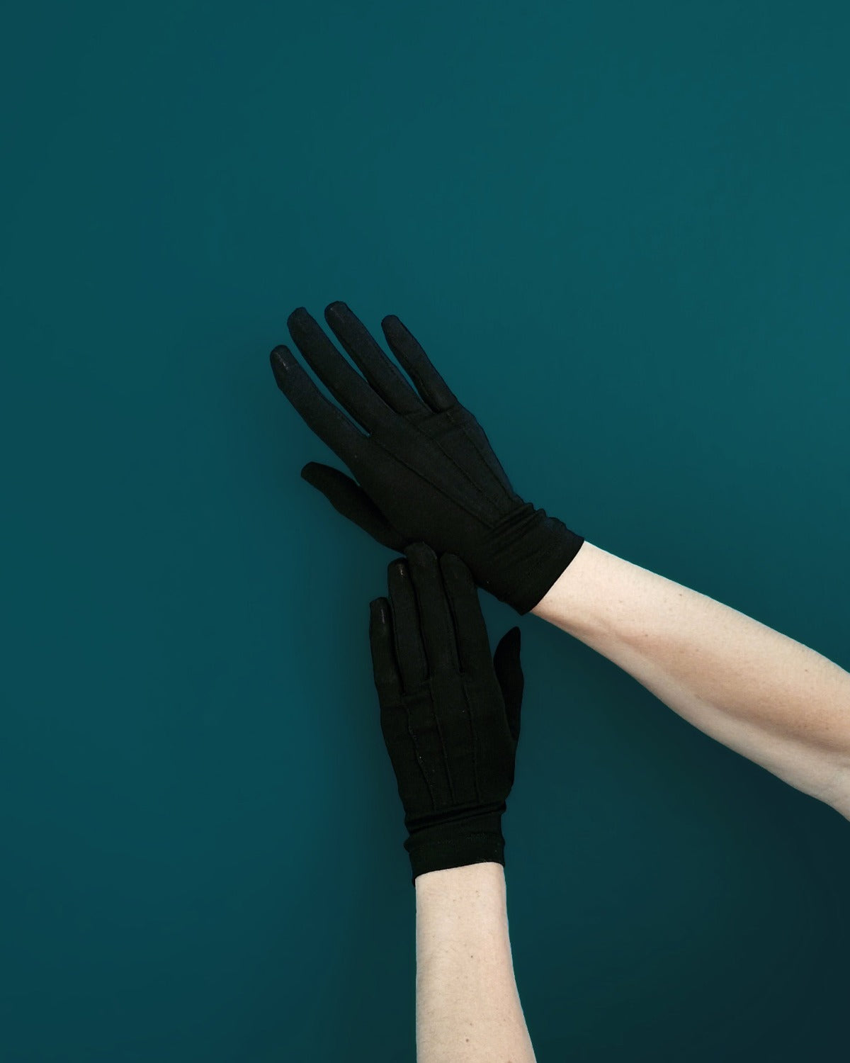 Discover our Protective Travel gloves from RHANDERS, crafted from 100% cotton.
