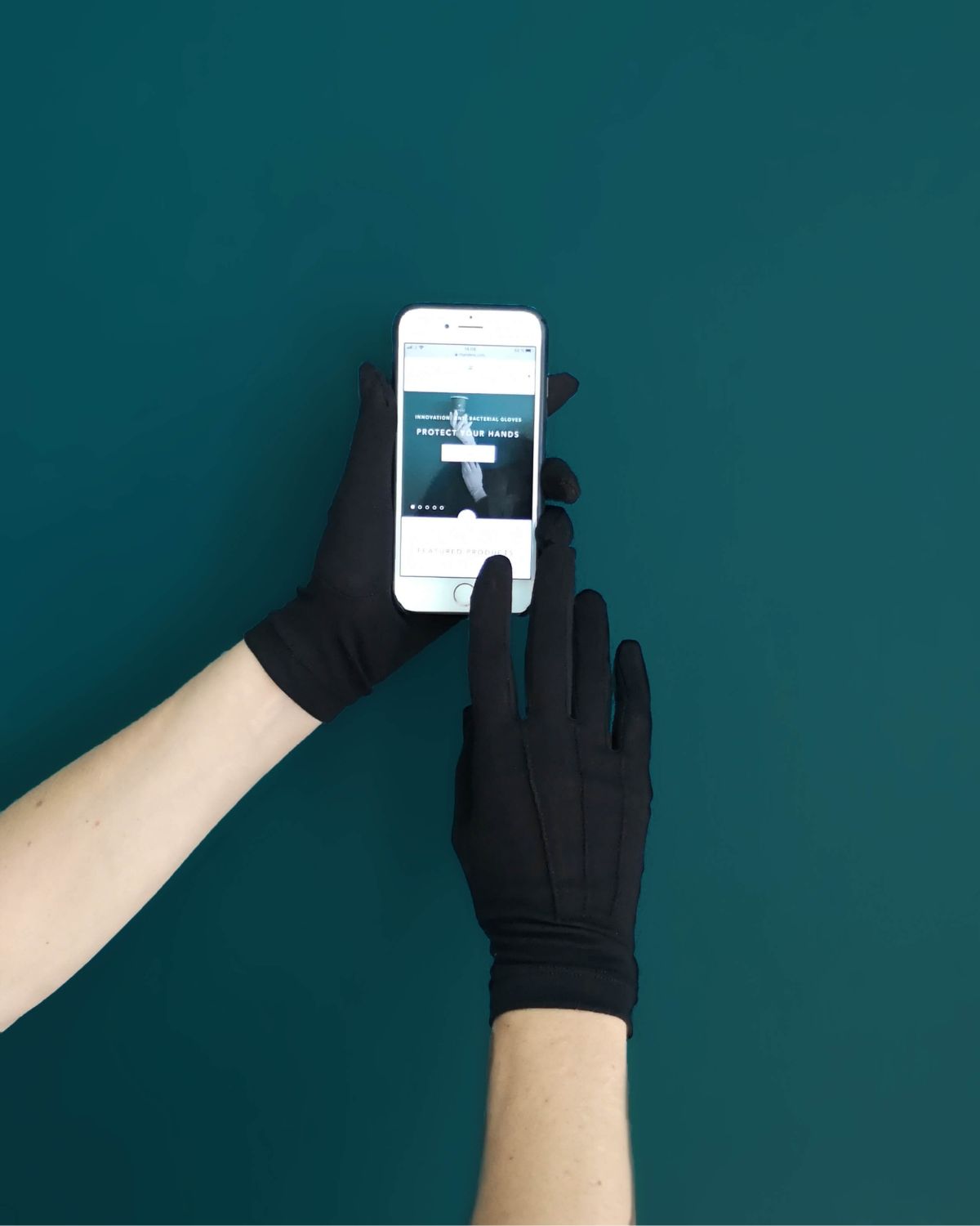 The Protective Travel gloves from RHANDERS is one-size and decorated with three points.