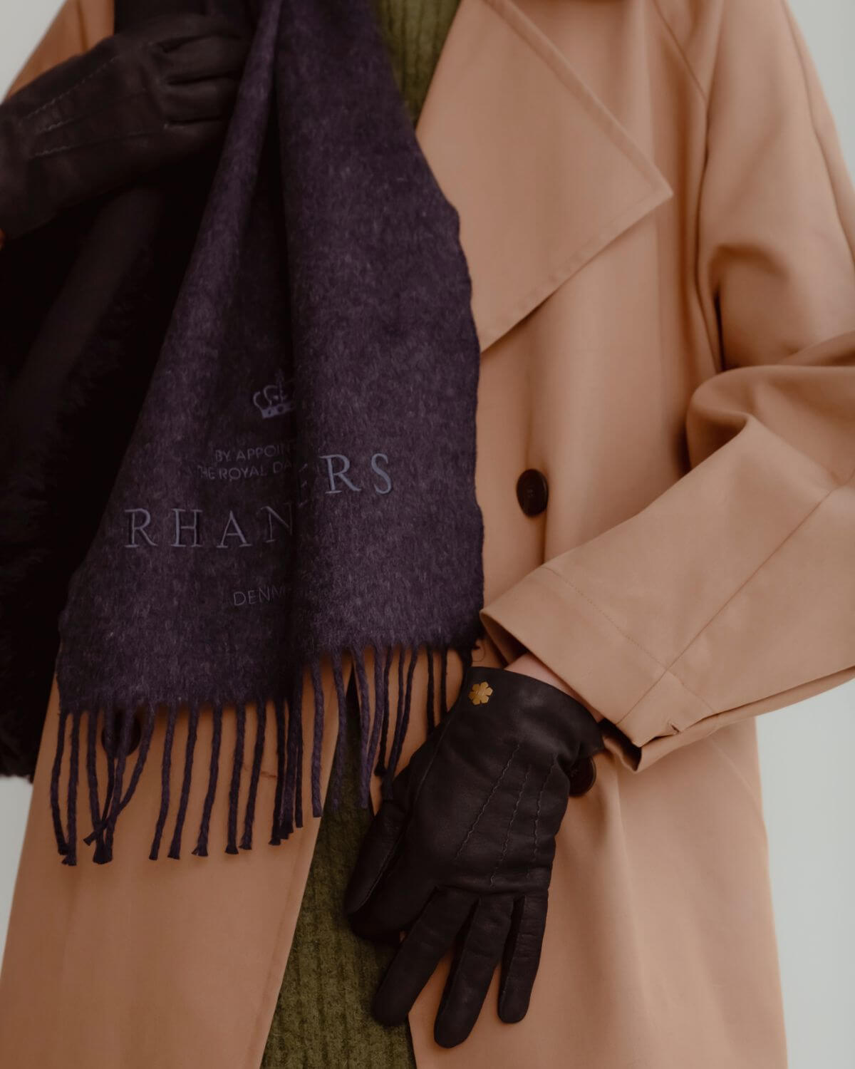 Du kan vælge tørklædet med en broderet outline Kalmus blomst i det ene hjørne eller RHANDERS-logoet.