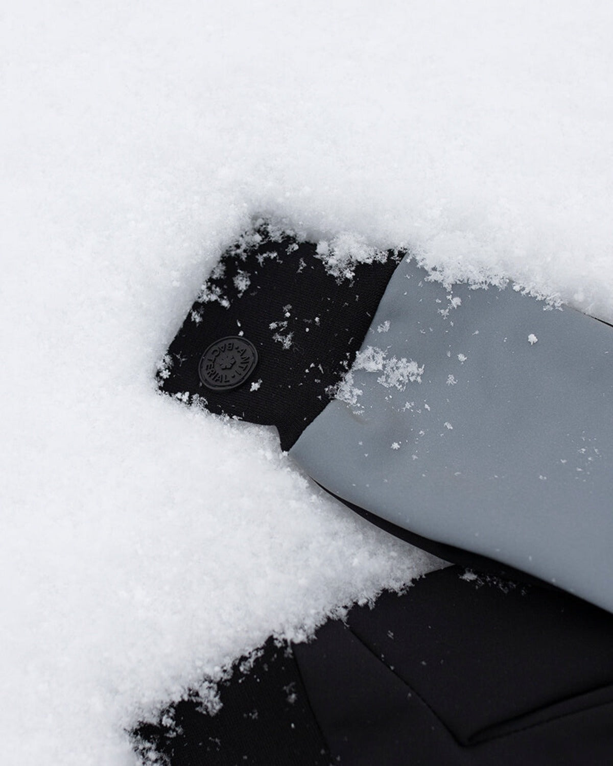 Our Reflective Softshell Mitten from RHANDERS are both water and wind resistant, as well as warm and soft crafted from the OEKO-TEX-certified softshell fabric with a backside of soft fleece.